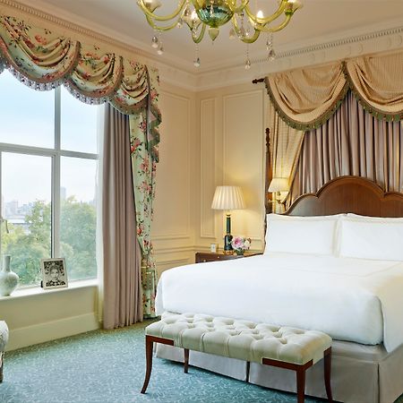 Hotel The Savoy Londra Esterno foto A bedroom at the St. Regis New York