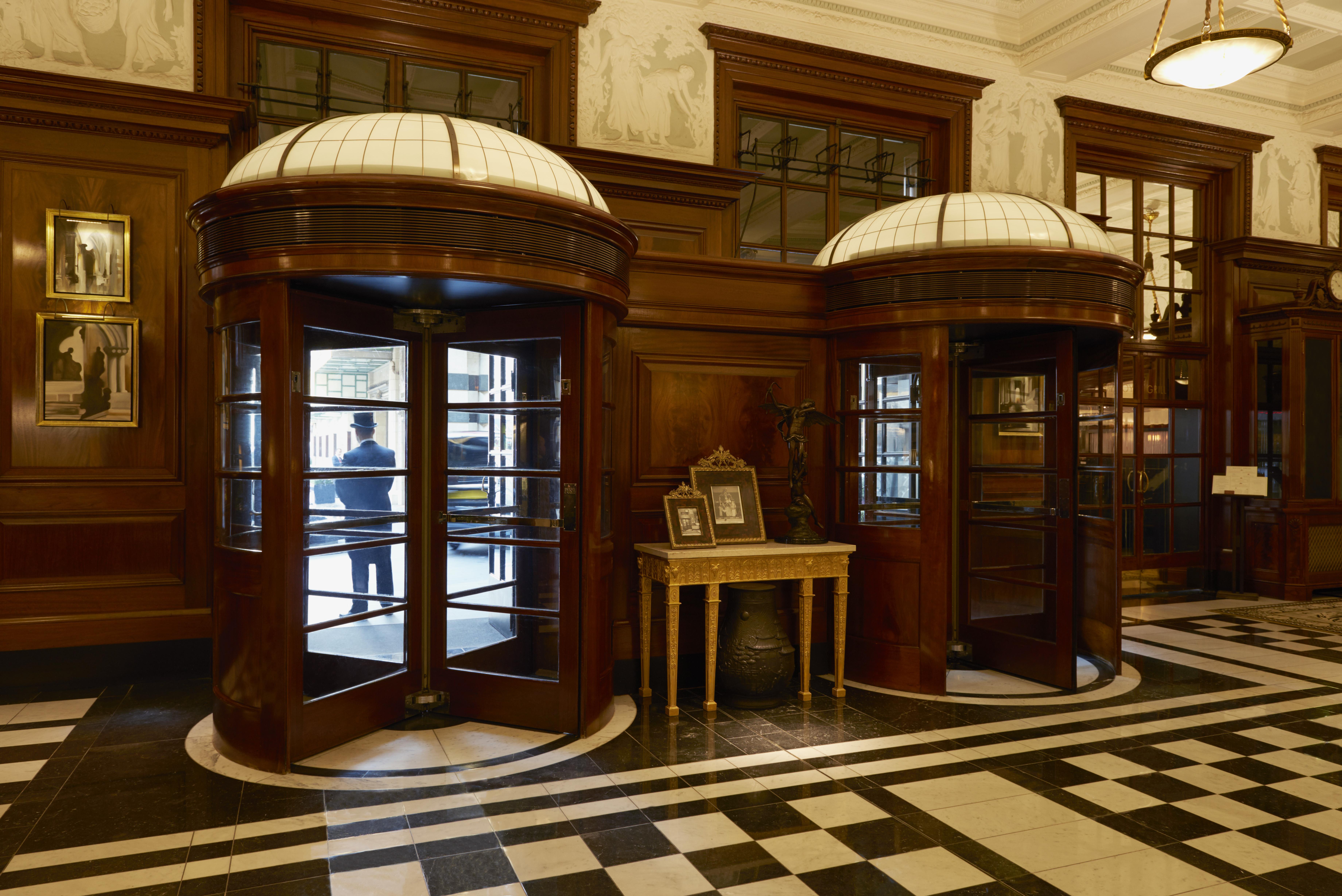 Hotel The Savoy Londra Esterno foto The revolving doors at the entrance of the hotel