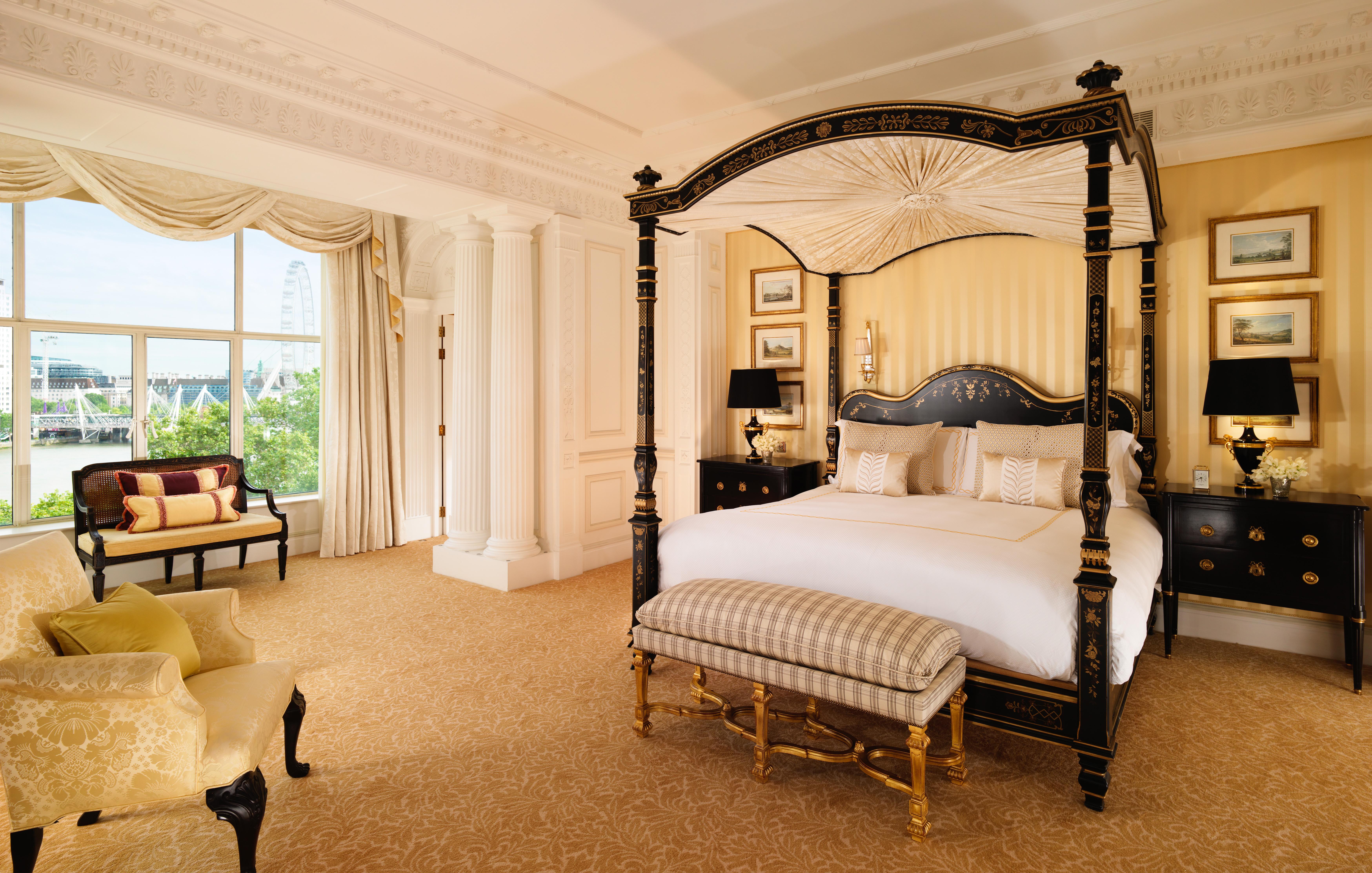 Hotel The Savoy Londra Esterno foto A bedroom at the Mandarin Oriental, London