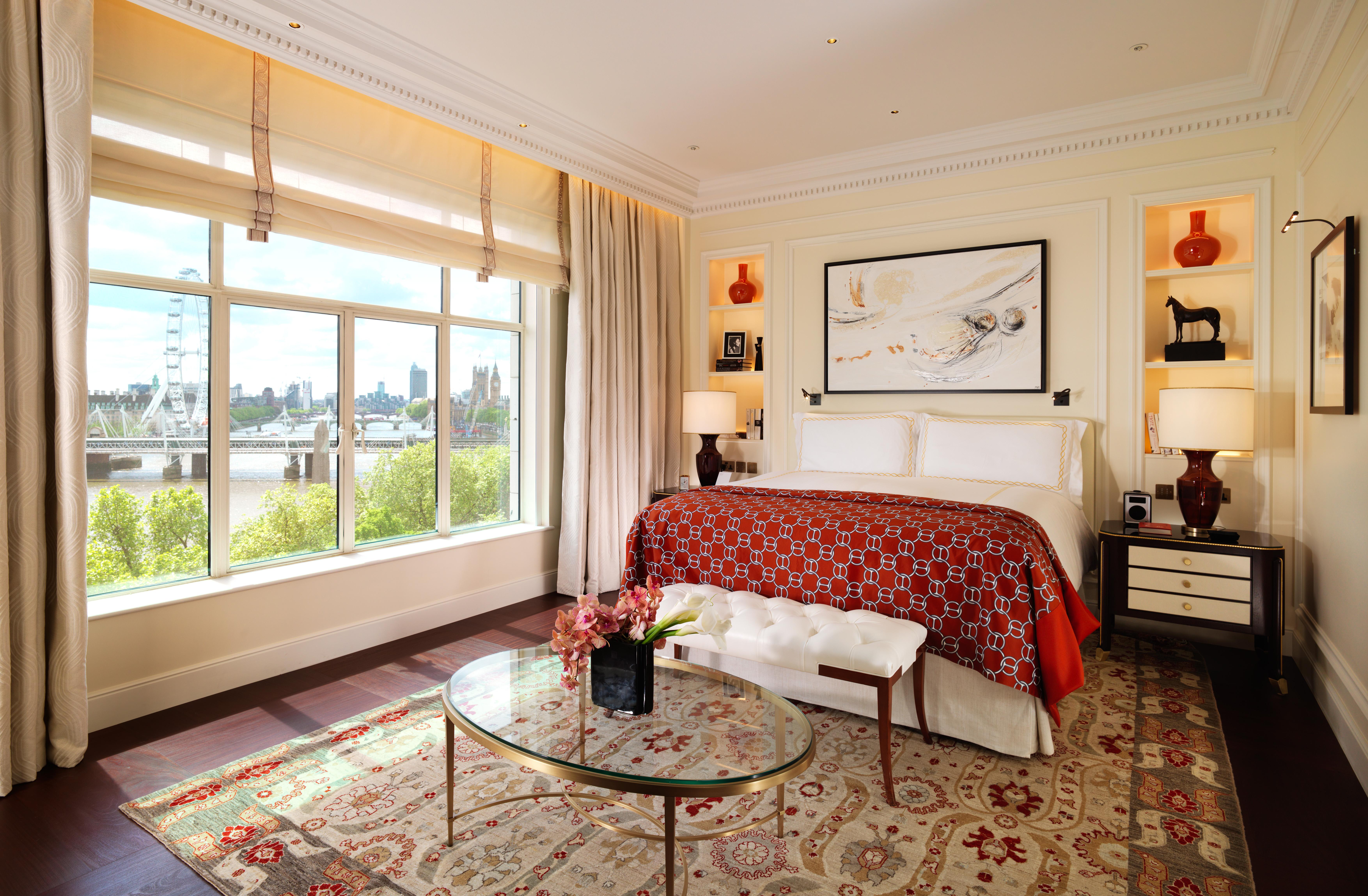 Hotel The Savoy Londra Esterno foto A bedroom at the Mandarin Oriental London