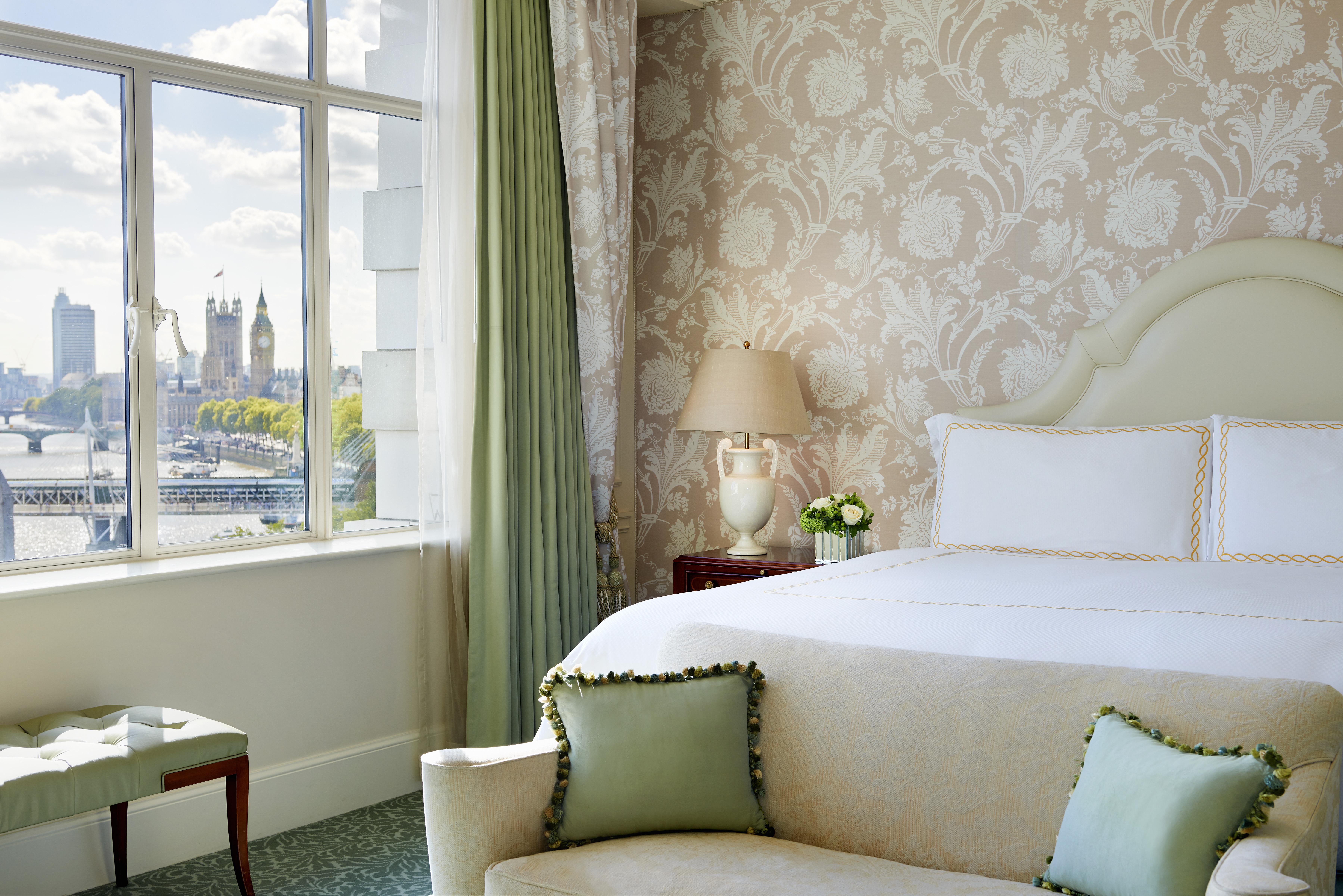 Hotel The Savoy Londra Esterno foto A bedroom at the Mandarin Oriental London