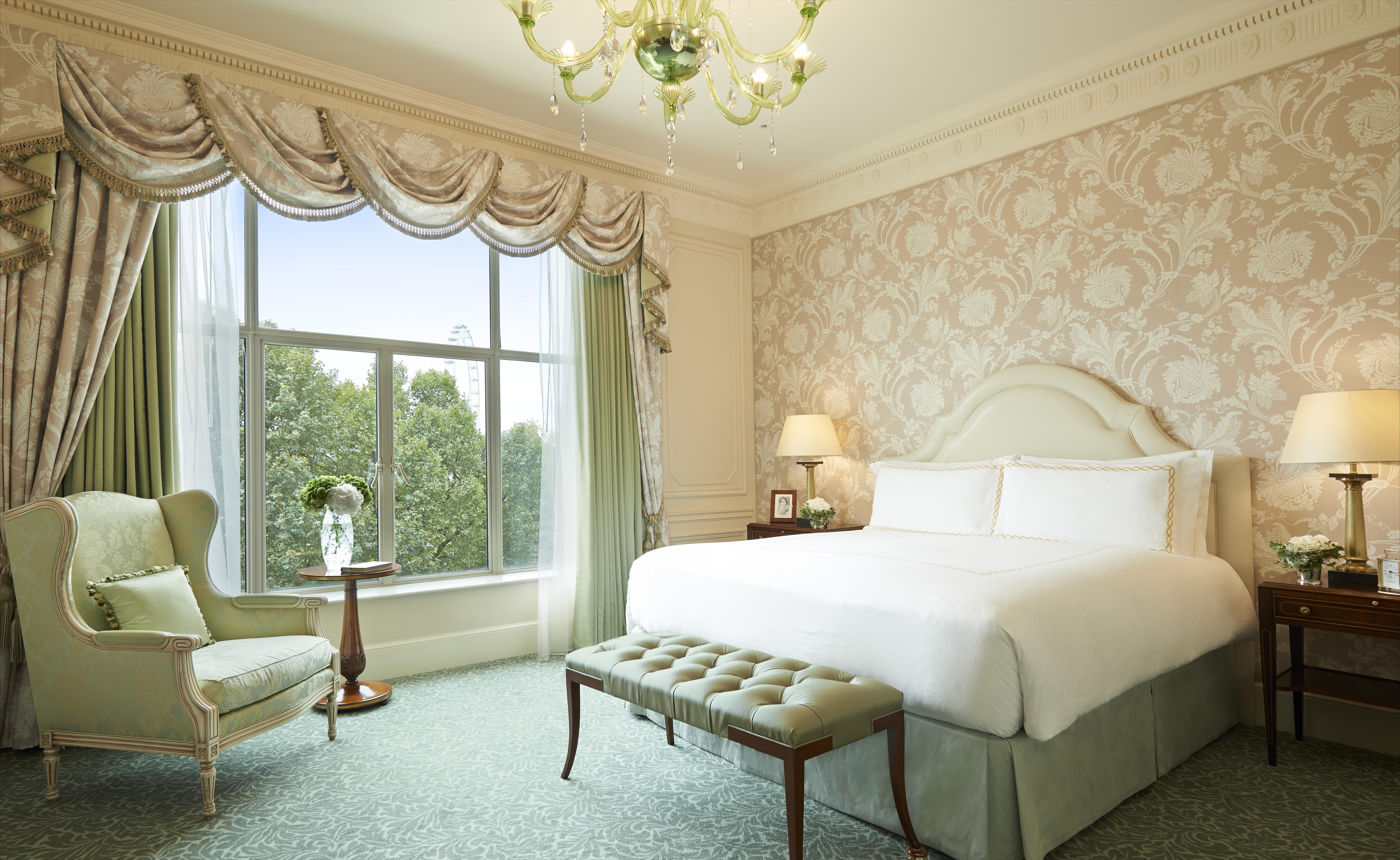 Hotel The Savoy Londra Esterno foto A bedroom at The Peninsula