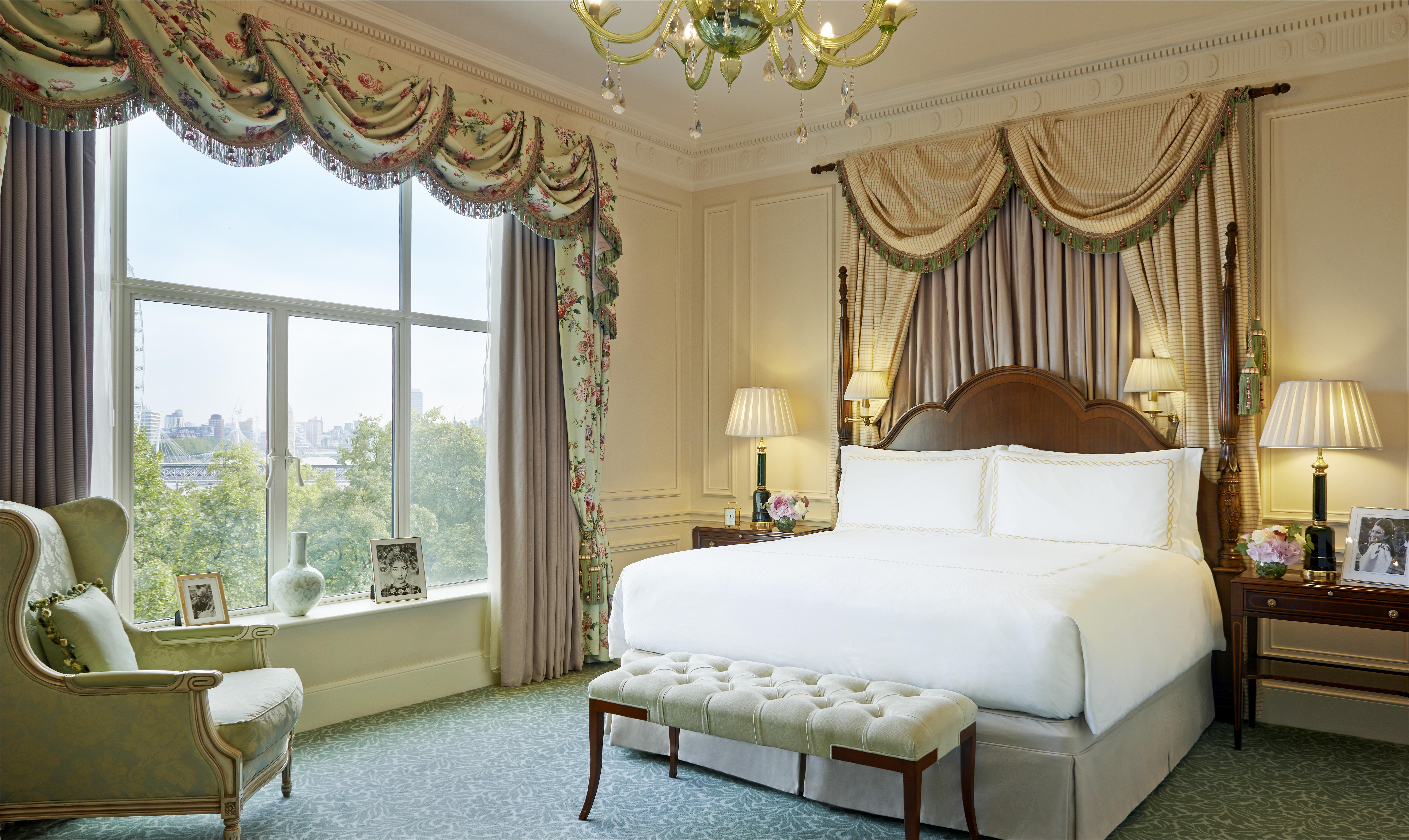 Hotel The Savoy Londra Esterno foto A bedroom at the St. Regis New York