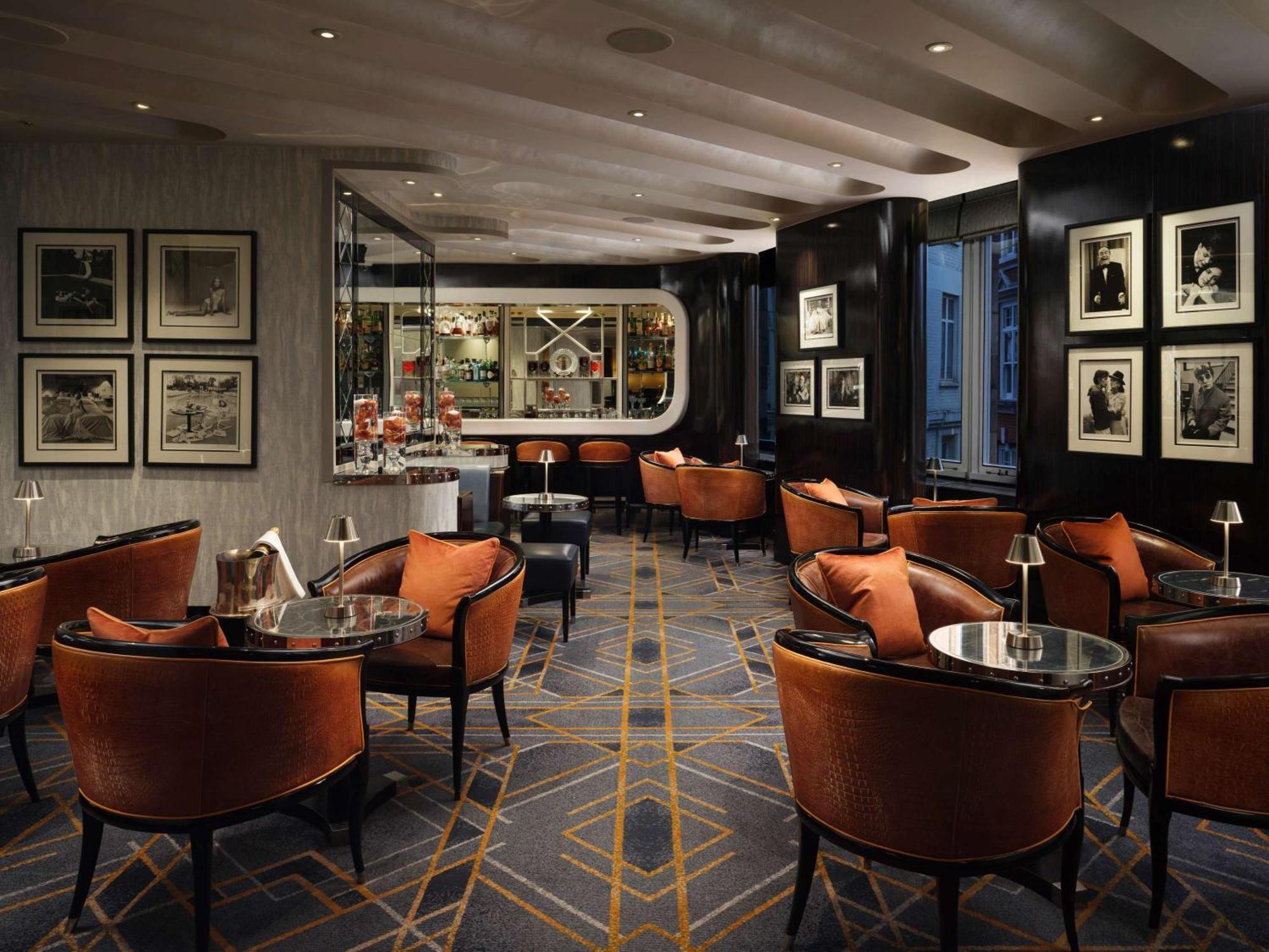 Hotel The Savoy Londra Esterno foto The bar at the Connaught
